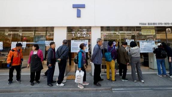 5월 29일 SK텔레콤 직영점 앞에 유심(USIM)을 교체하러 온 이용자들이 대기하고 있다. 지호영 기자