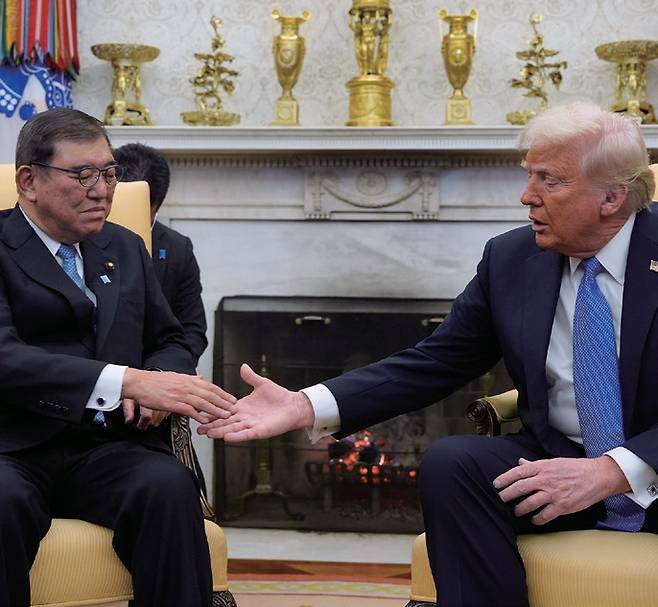 2월7일 도널드 트럼프 미국 대통령이 워싱턴 백악관의 오벌 오피스에서 이시바 시게루 일본 총리를 맞이하고 있다. ⓒAP 연합