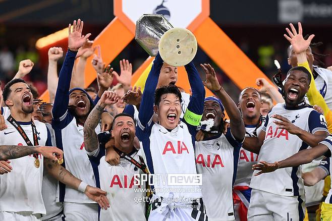 ▲ 스퍼스 내부사정에 밝은 영국 '풋볼 런던' 소속의 알레스데어 골드 기자에 따르면 프랑크 감독은 손흥민에게 주전 입지를 보장할 수 없다는 메시지를 건네 이선 후퇴 또는 이적을 독려하는 분위기를 드러냈다.