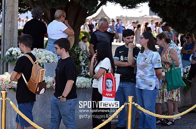 ▲ 사고 소식이 전해진 직후, 리버풀은 충격과 슬픔을 감추지 못했다. 구단은 “조타와 그의 동생 안드레가 스페인에서 교통사고로 사망했다는 비보를 접하고 깊은 충격에 빠졌다”며 “조타의 가족, 친구, 동료, 구단 스태프 모두 상상할 수 없는 상실을 겪고 있으며, 우리는 그들의 프라이버시를 존중하며 전폭적인 지원을 약속한다”고 밝혔다.