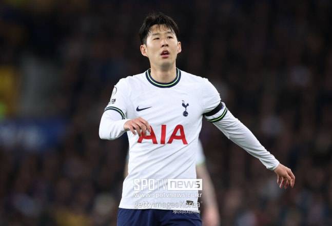 ▲ '디 애슬레틱' 소속 댄 킬패트릭 기자의 발언을 조명했다. 킬패트릭 기자는 "손흥민은 최근 우승의 순간을 만끽했고, 계약 기간은 1년 남았다"며 "지난 시즌부터 하락세를 겪는다고 해도 무리는 아니다. 팀 상황을 고려하더라도 예전의 손흥민의 모습이 아니었다"라고 에이징커브를 의심했다.