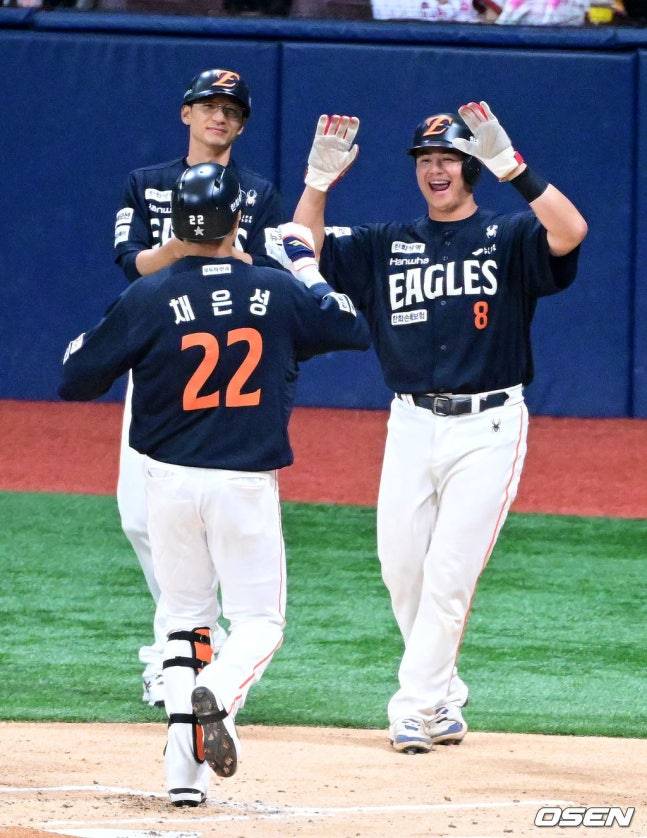 한화 채은성(오른쪽)이 6일 고척 키움전 2회초 무사 1루에서 선제 좌월 솔로포를 날리고 노시환과 하이파이브를 시도하고 있다.
