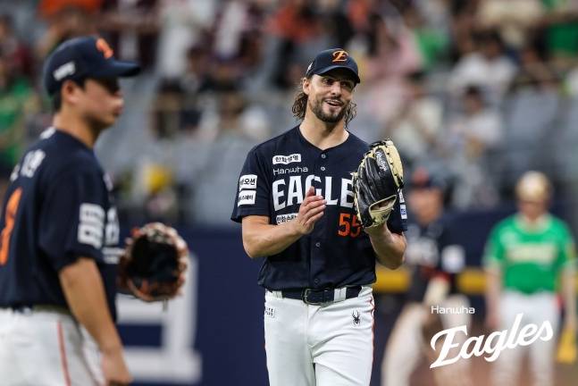 한화 외국인 투수 라이언 와이스가 6일 고척 키움전에서 미소 짓고 있다. /사진=한화 이글스 제공