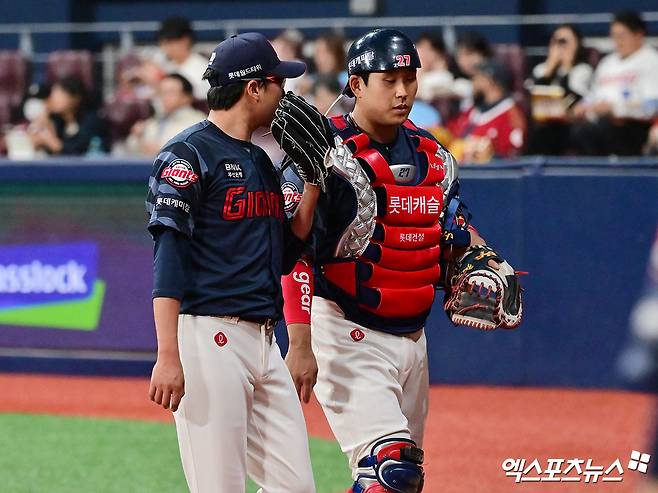 30일 오후 서울 구로구 고척스카이돔에서 열린 '2025 신한 SOL Bank KBO리그' 롯데 자이언츠와 키움 히어로즈의 경기, 3회말 수비를 마친 롯데 박세웅과 유강남이 대화를 나누고 있다. 엑스포츠뉴스 DB