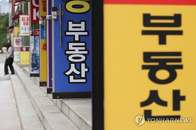 대출 규제에 숨죽인 부동산 시장 (서울=연합뉴스) 강민지 기자 = 6억원 이상 주택담보대출을 제한하는 고강도 대출 규제로 서울 강남권 부동산 시장이 숨을 죽이고 있는 30일 서울의 한 부동산 중개업소 앞에 시민이 오가고 있다. 업계는 한동안 급매물 위주로만 간간이 거래가 성사되며 전체 거래도 크게 줄 것으로 보고 있다. 2025.6.30 mjkang@yna.co.kr