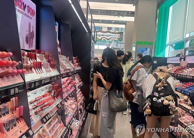 "나는 웜톤? 쿨톤?" (서울=연합뉴스) 이승연 기자 = 지난 1일 서울 마포구 홍대의 올리브영에서 관광객들이 화장품을 고르고 있다. 2025.7.6