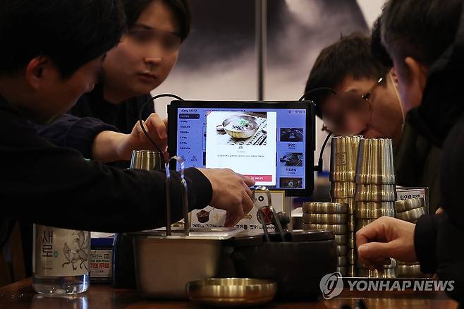 경기불황·인건비 절감에 테이블오더 수요 상승 (서울=연합뉴스) 임화영 기자 = 서울 시내의 한 식당에 설치된 테이블 오더. 2025.2.23 hwayoung7@yna.co.kr