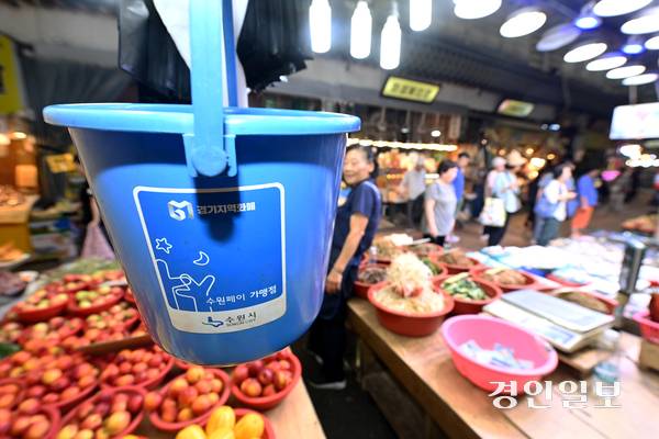 정부와 경기도에 따르면 전 국민에게 최소 15만원이 제공되는 소비쿠폰과 관련해 전국의 지방자치단체가 부담해야 할 매칭 예산은 전체의 10%인 1조7천억원 규모에 달한다. 이중 경기도와 도내 시군 부담액은 약 3천600억원 규모인 것으로 추산됐다. 수원시내 한 전통시장에서 상인들이 손님맞이 준비를 하고 있는 모습. /경인일보DB