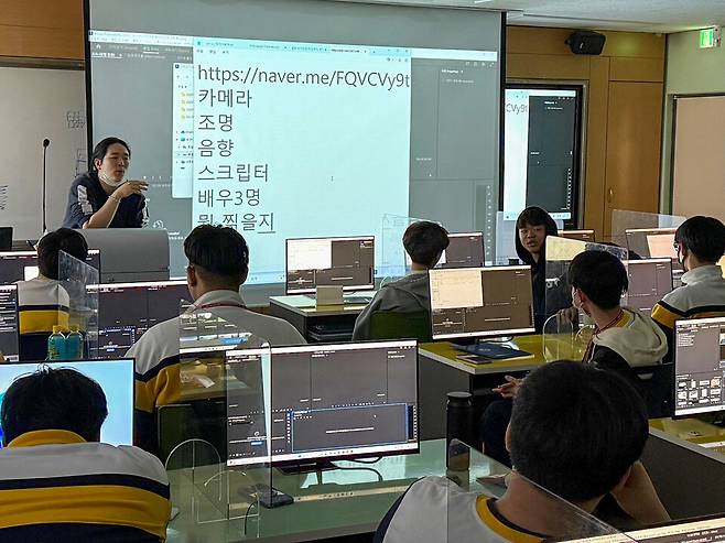 ▲ 경일관관경영고 학생들이 영상 제작 실습 중인 모습./사진제공=안산교육지원청