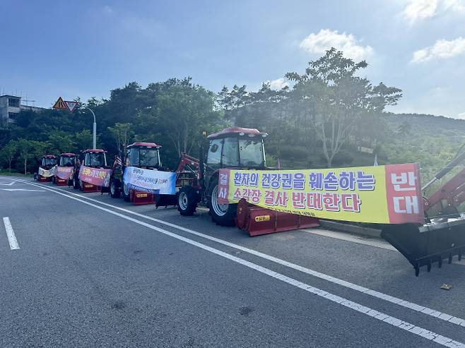지난 7월 6일 오전 광주 광산구 삼거동. 도로 한켠에 트랙터 10여 대가 줄지어 서있다. 차량마다 '의혹투성이 소각장 결사 반대', '주민 동의 없는 소각장 반대' 등이 적힌 현수막과 깃발이 걸려 있었다. /임지섭 기자 ljs@namdonews.com