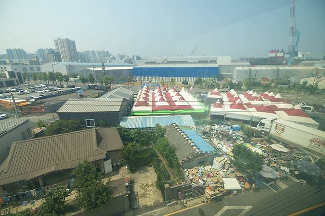 7일 찾은 울산 동구 일산해수욕장 인근에 위치한 무허가 불법 품바공연장 모습. 최지원 기자