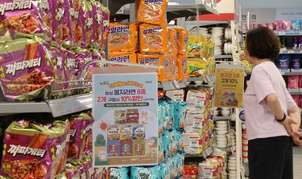 정부와 식품·유통업계가 먹거리 물가 부담을 낮추기 위해 대규모 할인행사를 진행하기로 했다. 사진은 7일 서울 한 대형마트 라면 판매대에 가격 할인 안내문이 붙어 있는 모습. /연합뉴스