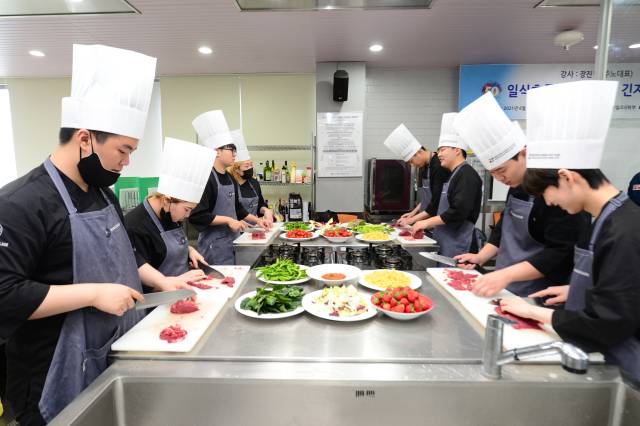 글로컬대학 대구보건대 글로벌호텔조리학과 졸업생들은 세계를 누비는 셰프로 거듭났다. 재학생들이 수업을 하는 모습. 대구보건대 제공