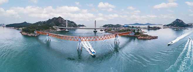 고군산군도의 다리 사이로 배가 지나가고 그림같은 풍경이 펼쳐진다.