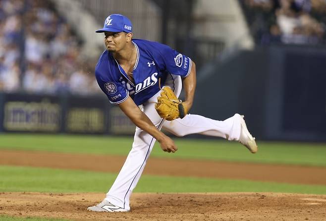 지난 2일 오후 6시30분 서울 잠실야구장에서 열린 '2025 신한 SOL 뱅크 KBO리그' 삼성 라이온즈와 두산 베어스 경기에서 투구 중인 가라비토. <삼성 라이온즈 제공>