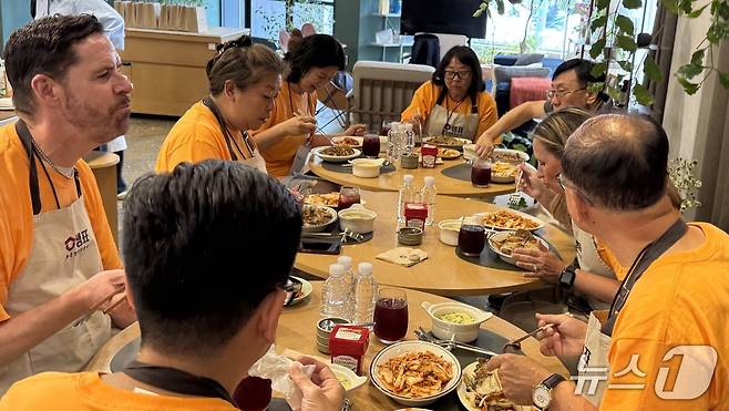 샘표 본사 1층 우리맛공간에서 백미진 한국어진흥재단 사무국장이 프로그램에 참여한 미국 공립학교 교장단과 직접 만든 음식을 맛보고 다.뉴스1 ⓒ News1 이강 기자