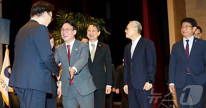 김민석 국무총리가 7일 오전 세종시 정부세종청사 대강당에서 열린 취임식을 마친 뒤 부처 장관들과 인사를 나누고 있다. 2025.7.7/뉴스1 ⓒ News1 김기남 기자