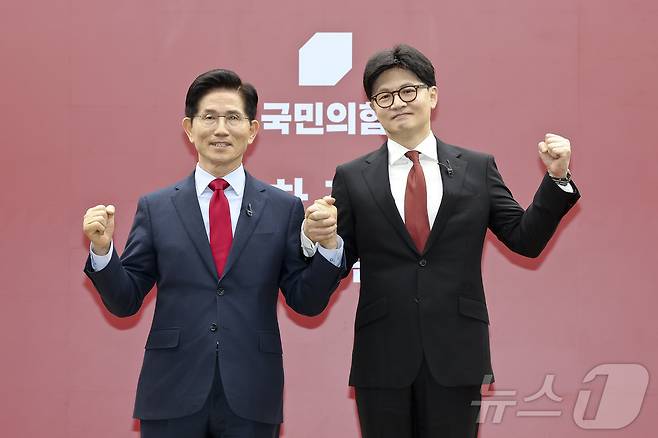 김문수(왼쪽), 한동훈 국민의힘 대선 경선 후보가 23일 서울 여의도 국민의힘 중앙당사에서 열린 2차 경선 토론회 미디어데이에서 포즈를 취하고 있다. 2025.4.23/뉴스1 ⓒ News1 국회사진취재단