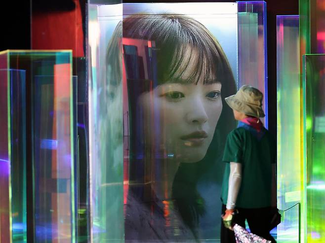 7일 서울 종로구 청와대 사랑채 1층 전시실에서 열린 'K-드라마, 러브 챕터(Love Chapter)'에서 관람객들이 3D 미디어아트를 살펴보고 있다. 2025.7.7/뉴스1 ⓒ News1 황기선 기자