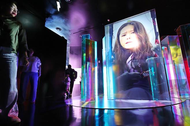 7일 서울 종로구 청와대 사랑채 1층 전시실에서 열린 'K-드라마, 러브 챕터(Love Chapter)'에서 관람객들이 3D 미디어아트를 살펴보고 있다. 2025.7.7/뉴스1 ⓒ News1 황기선 기자