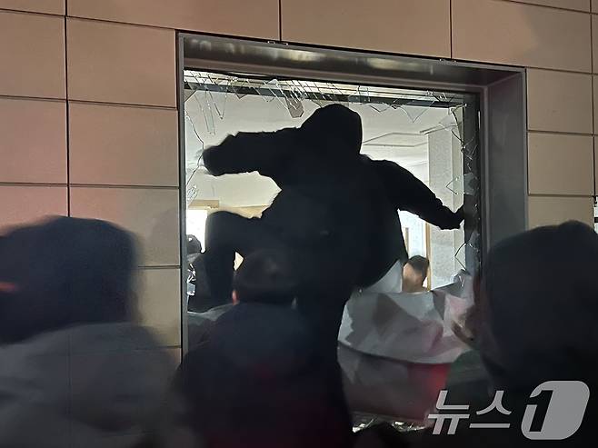 19일 새벽 윤석열 대통령에 대한 구속영장이 발부되자 서울 서부지법에 지지자들이 진입해 난동을 부리고 있다. 2025.1.19/뉴스1 ⓒ News1 김민수 기자