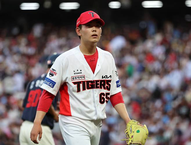 KIA 성영탁이 6일 광주-기아 챔피언스 필드에서 열린 2025 KBO리그 롯데전에서 4회초 무실점으로 이닝을 마친 후 더그아웃으로 내려가고 있다. 사진 | 광주=연합뉴스