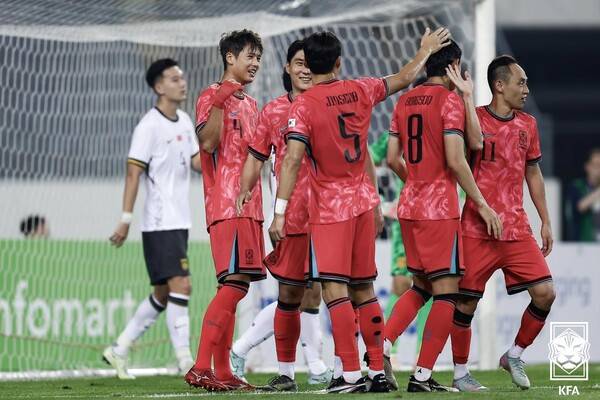 대한민국 대표팀 선수들이 7일 용인미르스타디움에서 중국과의 2025 동아시아 축구연맹(EAFF) E-1 풋볼 챔피언십 1차전에서 득점 후 세리머니 중이다. /사진=대한축구협회