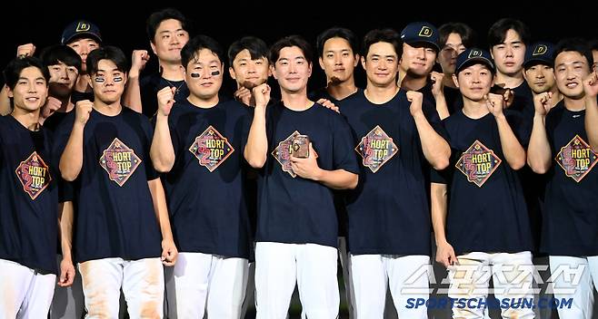 6일 잠실야구장에서 열린 KT와 두산의 경기, 경기 후 진행된 김재호의 은퇴식에서 김재호가 두산 선수들과 포즈를 취하고 있다. 잠실=허상욱 기자wook@sportschosun.com/2025.07.06/