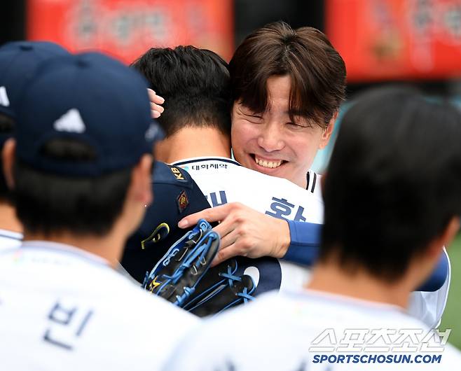 6일 잠실야구장에서 열린 KT와 두산의 경기, 김재호가 1회초 교체되며 김재환과 포옹하고 있다. 잠실=허상욱 기자wook@sportschosun.com/2025.07.06/