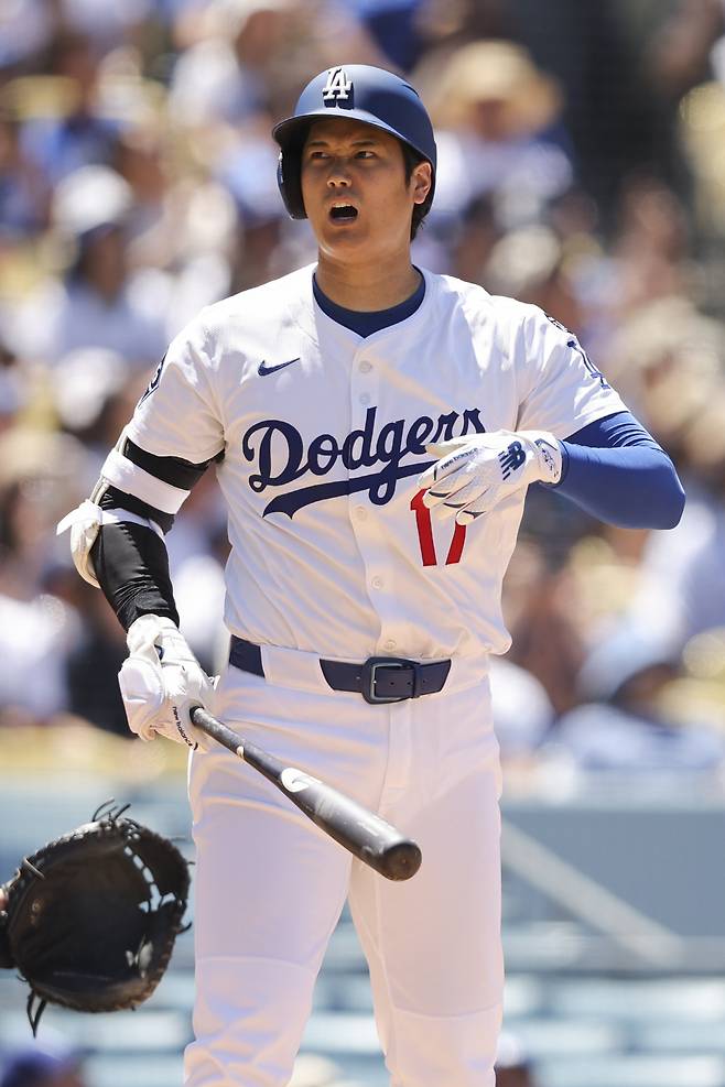 LA 다저스 오타니 쇼헤이가 7일(이하 한국시각) 다저스타디움에서 열린 휴스턴 애스트로스전에서 5회 타격 도중 파울을 걷어낸 뒤 인상을 찌푸리고 있다. AP연합뉴스