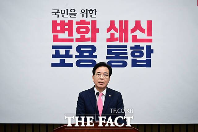 더불어민주당과의 격차가 더 벌어질 뿐만 아니라 국민의힘을 지탱하는 대구·경북(TK) 마저 등 돌리면서 비상등이 켜졌다. 위기 의식이 최절정에 달했던 12·3 비상계엄 직후보다 낮은 지지율의 원인은 실종된 쇄신 의지와 가능성 때문으로 풀이된다. /남윤호 기자