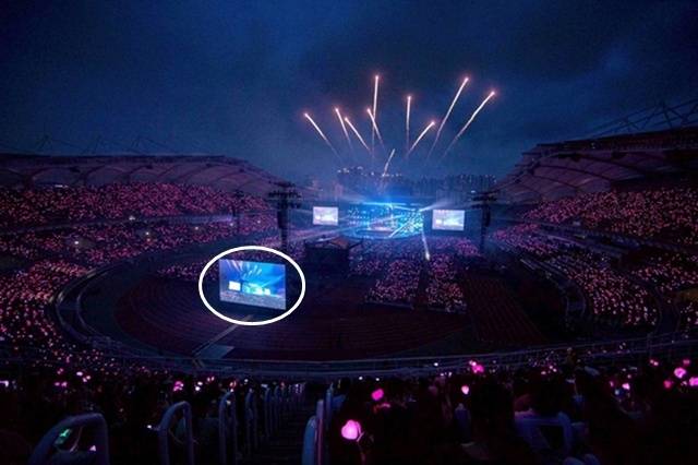 블랙핑크가 지난 5일과 6일 약 2년 만에 완전체 콘서트를 개최했지만, 시야제한석보다 더 비싼 좌석에서 무대를 볼 수조차 없게 스크린(사진 속 흰색 표시)을 배치해 불만이 폭주하고 있다. /YG엔터