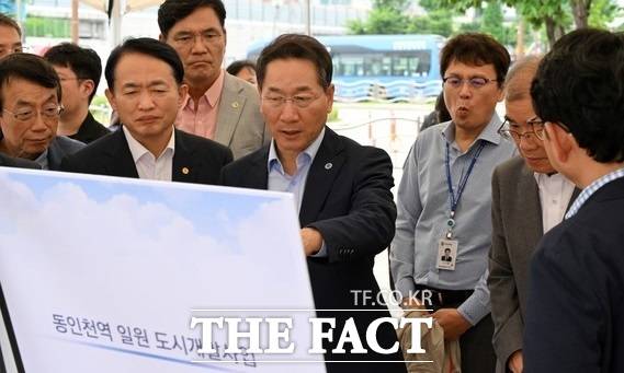 유정복 인천시장이 지난 1일 동인천역 북광장에서 지역 도시개발 사업을 점검하고 있다. /인천시