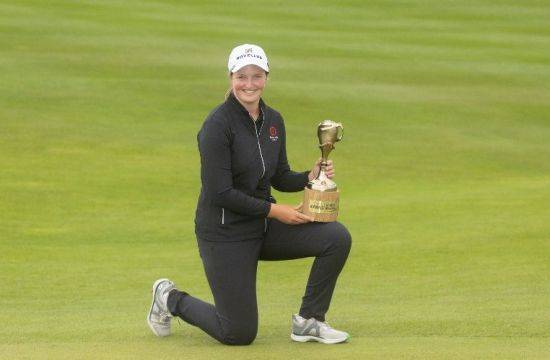 아마추어 로티 워드가 KPMG 위민스 아일랜드 오픈에서 정상에 오른 뒤 트로피를 들고 환하게 웃고 있다. 사진제공=LET