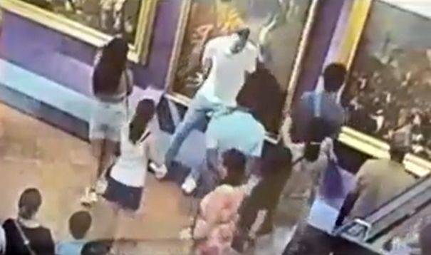 우피치 미술관에서 한 남성이 기념 사진을 찍다 넘어져 벽에 부딪히면서 작품이 훼손됐다. Rai 1 뉴스 프로그램 'TG1' 캡처