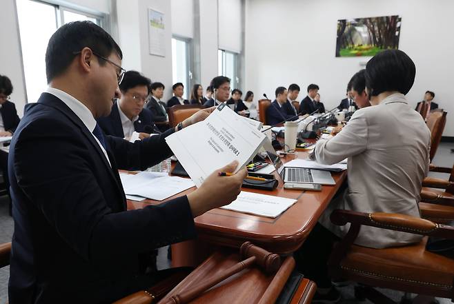 2일 서울 여의도 국회에서 열린 예산결산특별위원회의 추경예산안 등 조정소위원회에서 한병도 소위원장(예결위원장)이 회의를 주재하고 있다./뉴시스