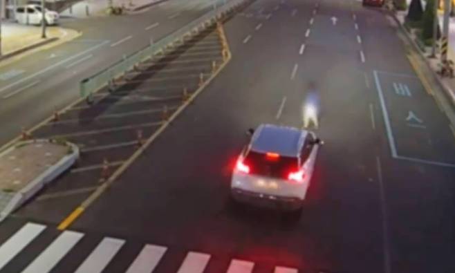 경남 진주의 한 도로에서 50대 A씨가 술에 취해 흉기를 들고 도로를 건너고 있다. /경남경찰청