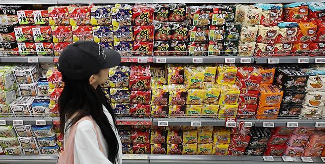 서울의 한 대형마트에 라면이 진열돼 있다. /뉴스1