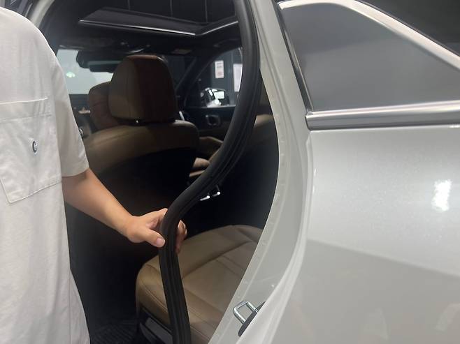 경기 수원시 엔카닷컴 엔카진단센터에서 진행된 차량 진단 작업. 동그란 홈이 없으면 교체 이력이 있는 차량이다. /서일원 기자