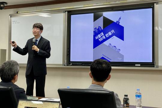 김종영 경희대 사회학과 교수가 7일 대전에 있는 충남대학교에서 '서울대 10개 만들기'를 주제로 특별 강연을 하고 있다. 이날 강연에는 충남대학교 부총장과 교수 등 대학 관계자 수십 명이 참석했다. 정인선 기자