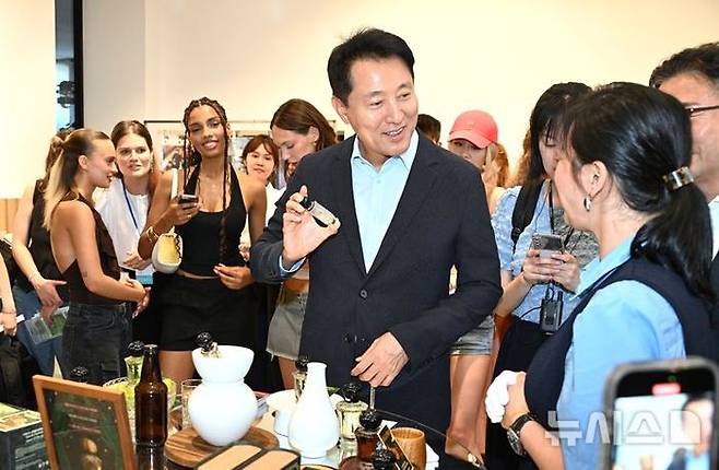 오세훈 서울시장이 4일(현지 시각)밀라노 대표 편집숍 '10 꼬르소 꼬모'에서 개최된 'K-VibefromSeoul' 팝업 전시장에서 현지인에게 서울의 뷰티·패션을 알리고 있다.ⓒ서울시 제공