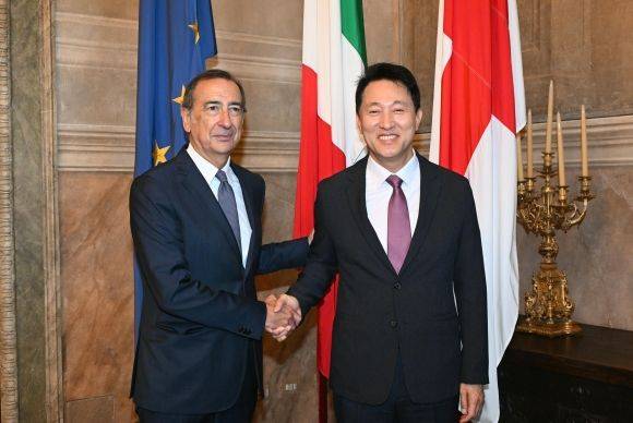 오세훈(오른쪽) 서울시장이 4일(현지시간) 이탈리아 밀라노시청에서 주세페 살라 밀라노 시장과 악수하고 있다.ⓒ서울시 제공