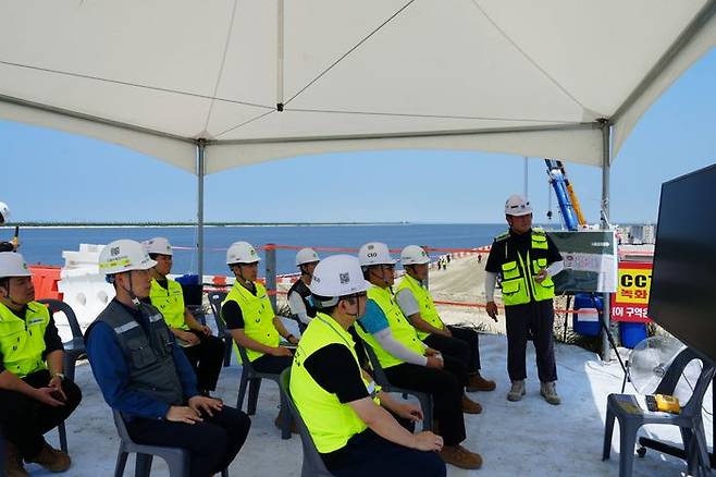 새만금개발공사는 7일 수변도시 조성공사 현장에서 시행된 교량 거더 거치 작업에 따라 임원진 주관의 안전활동을 시행했다.ⓒ새만금개발공사