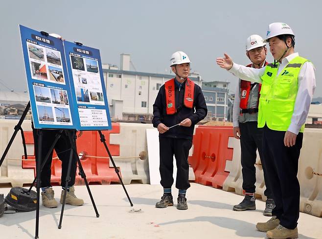 이경규 인천항만공사 사장(오른쪽)이 중구 연안부두 물량장 인근 부잔교(浮棧橋) 건설 현장을 찾아 하역작업 등 공사 진행 상황을 점검하고 있다. IPA 제공