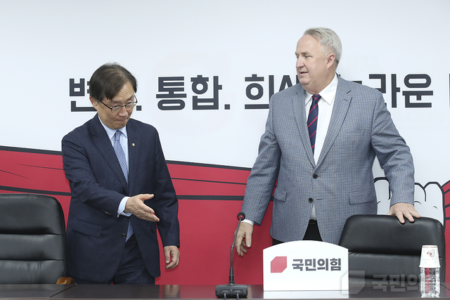 지난 2023년 11월3일 서울 여의도 국민의힘 당사에서 열린 ‘국민과 함께 혁신위원회’ 제2차 전체회의에 인요한(오른쪽) 당시 혁신위원장과 최재형(왼쪽) 전 혁신위원장이 함께 참석하고 있다.<국민의힘 홈페이지 사진>