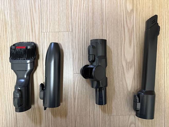 삼성전자 ‘비스포크 AI 제트 400W’ 제품에 포함된 다양한 청소 툴. 사진=임수빈 기자