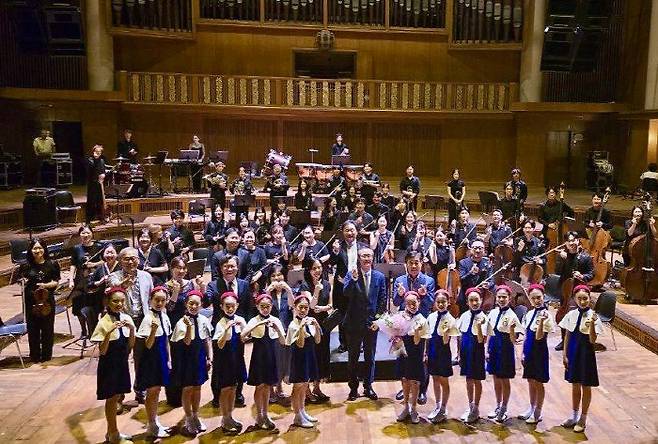 지난 7월2일 독일 베를린에서 열린 ‘빛의 울림 K-클래식 콘서트’ 공연에 전성수 서초구청장 등이 서초교향악단과 함께 기념사진을 촬영하고 있다. 서초구 제공