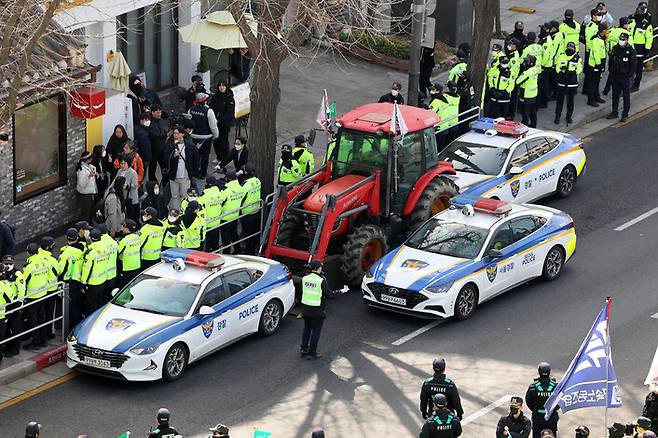 전국농민회총연맹 회원들이 트랙터 한 대와 서울 서초구 남태령고개에서 종로구 경복궁역에 도착한 3월26일 오전 경찰이 트랙터 주변을 순찰차로 둘러싸고 있다. 김영원 기자 forever@hani.co.kr