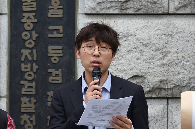 김동현 변호사(왼쪽 셋째)가 7일 오전 내란특검 사무실이 마련된 서울 서초구 서울고등검찰청 들머리에서 안창호 국가인권위원장과 김용원·한석훈·이한별·강정혜 위원에 대한 내란특검 고발 요지를 설명하고 있다. 김혜윤 기자 unique@hani.co.kr