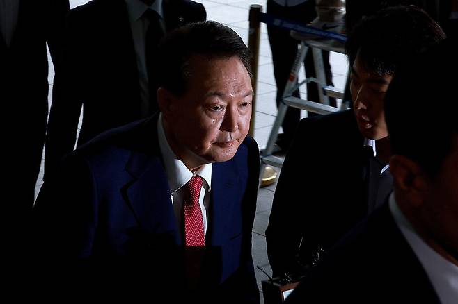 윤석열 전 대통령이 지난 5일 오전 서울 서초동 서울고등검찰청에 마련된 내란 특검에 피의자 신분으로 출석하고 있다. 공동취재사진단